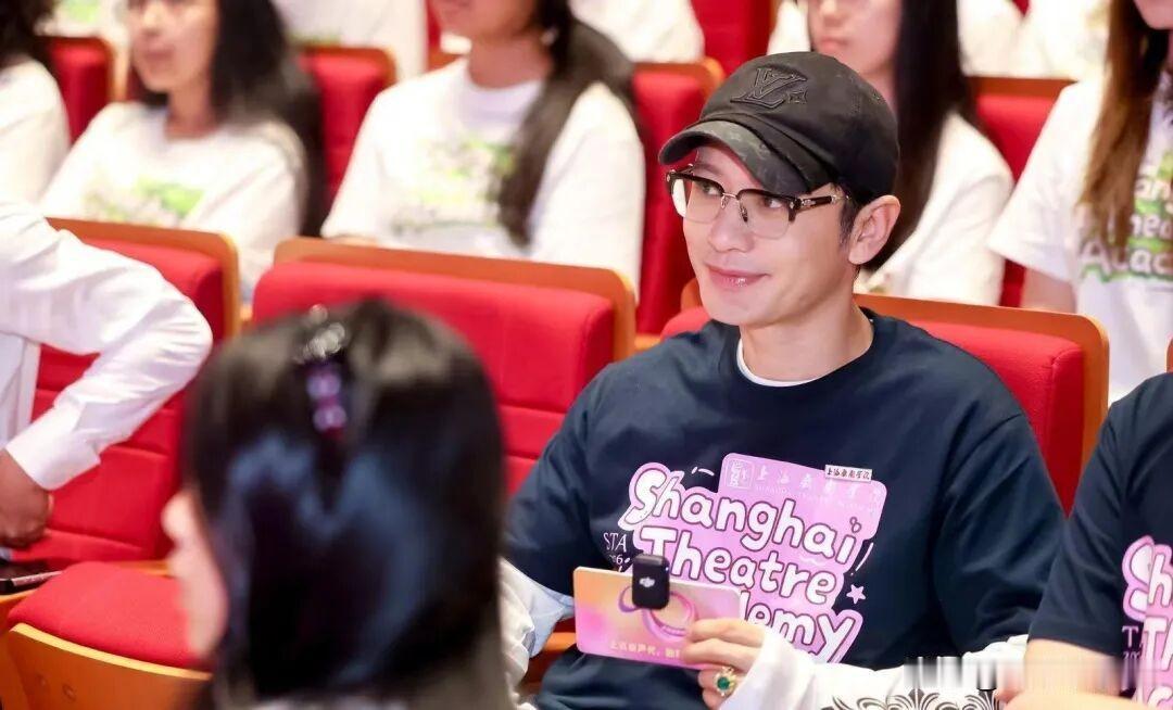 48岁黄晓明，以一名博士新生的身份，现身上海戏剧学院开学报到现场。身着普通，低调
