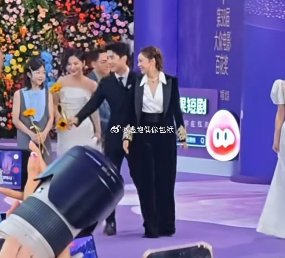 高叶刘昊然同框了、高叶刘昊然百花奖同框很难不注意到百花奖红毯上，高叶刘昊然的同框