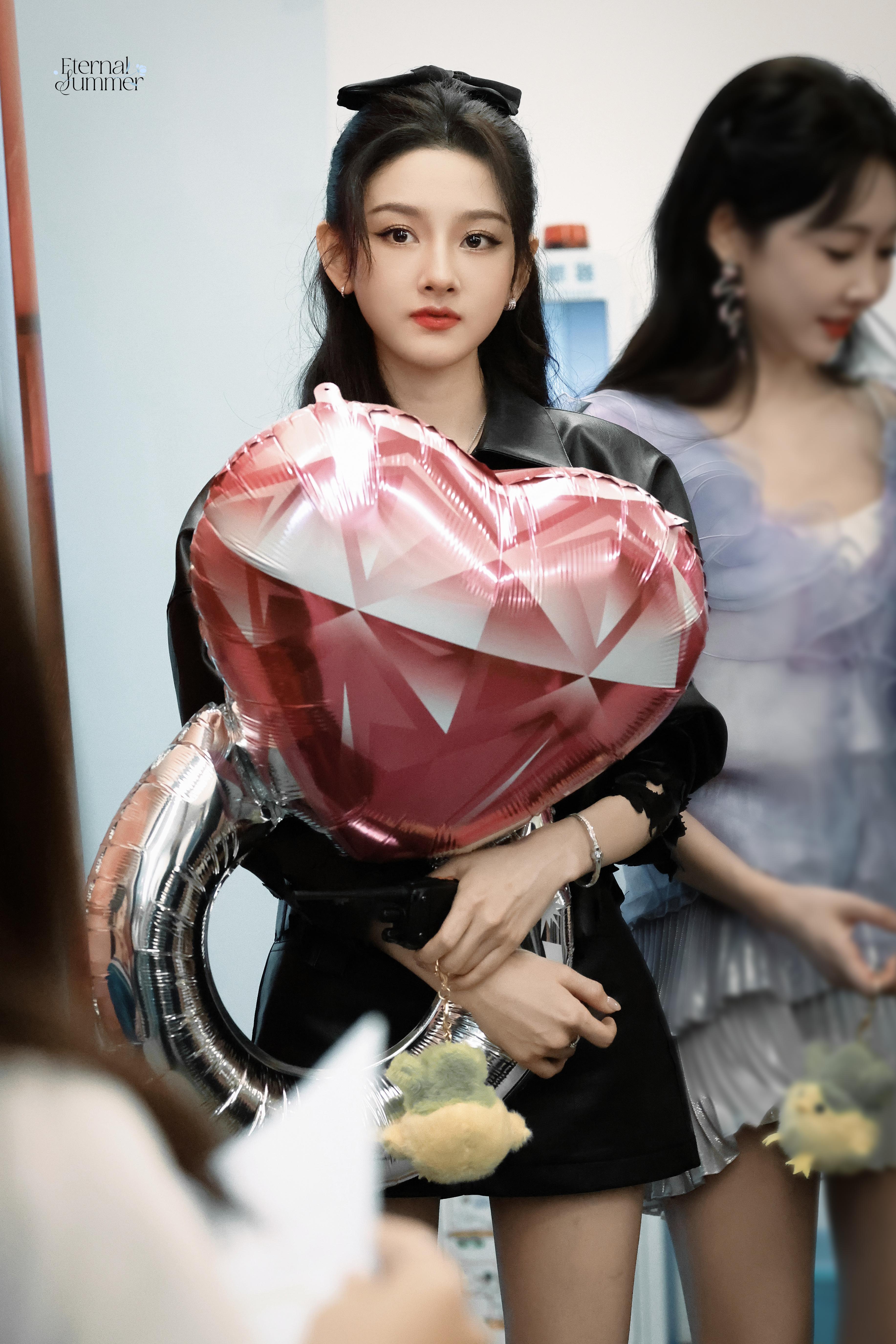 宋祖儿马年添个新装扮 在复制粘贴的时代，你是手写的诗