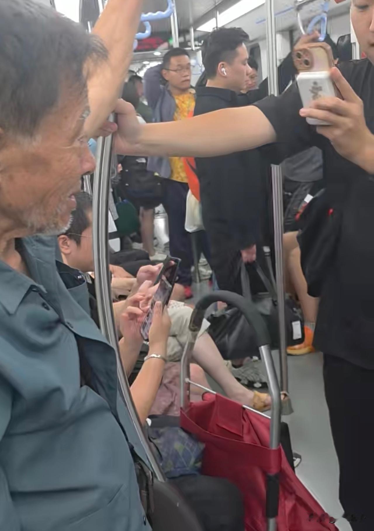 昨天，坐地铁偶遇上海建工爷叔！观感真的不太舒服，身后一堆人举着手机直播。

大名