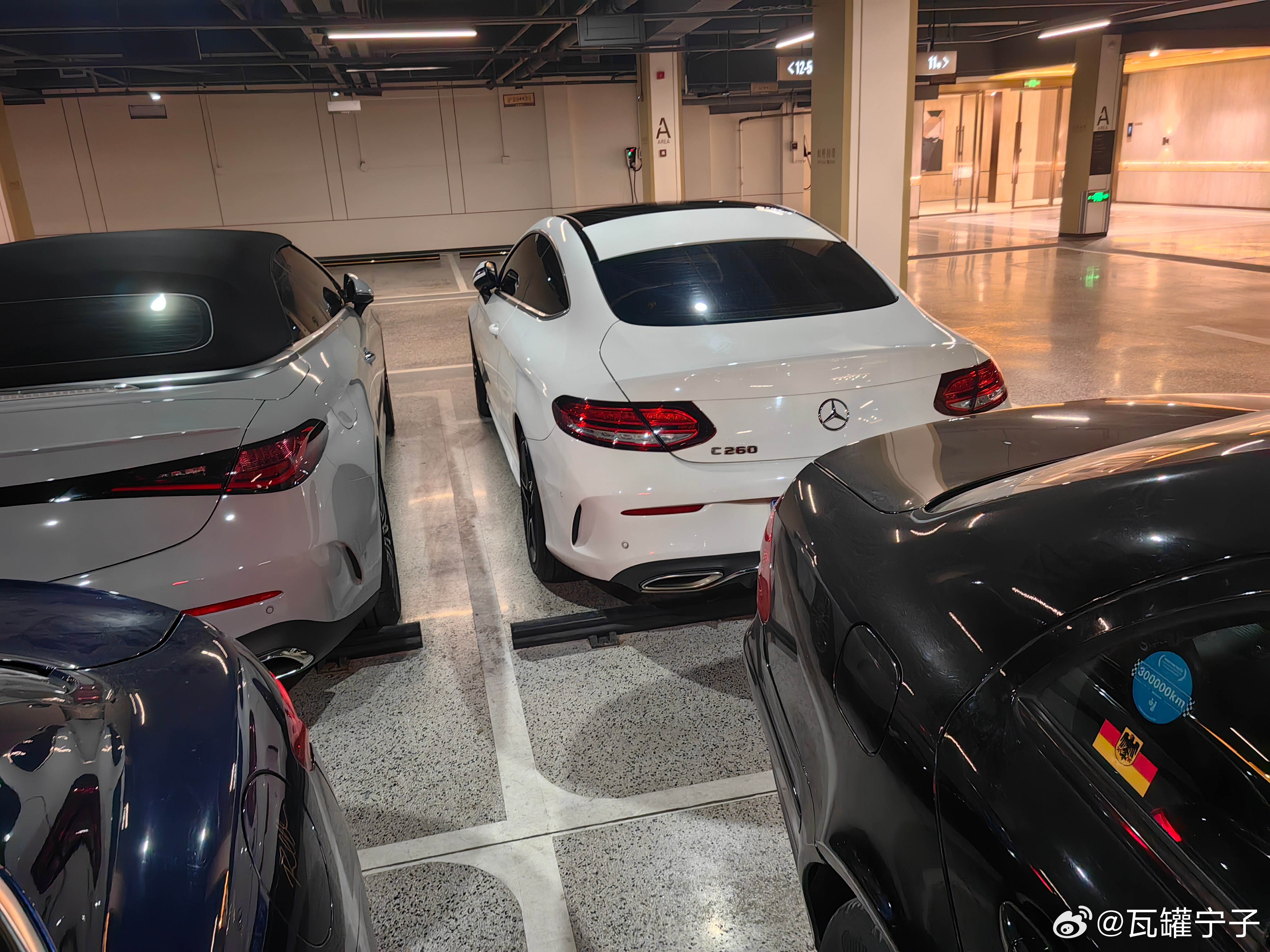 家里地库老奔后面停了俩双门奔约等于禾希奔驰小聚会了