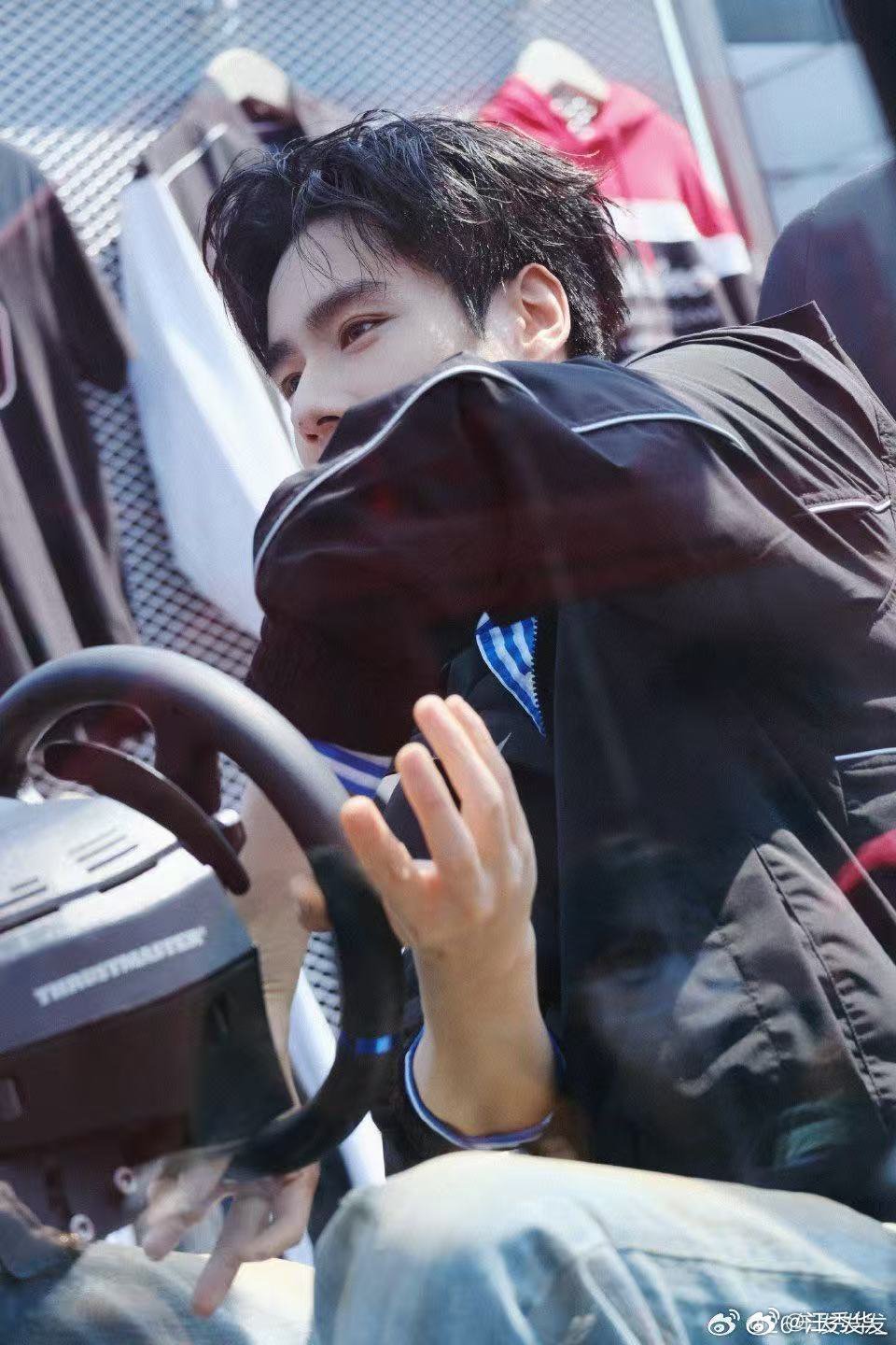 胡一天这车怎么开到我心坎上了一身赛车服开着车的样子气场十足，认真的神情温柔又坚定