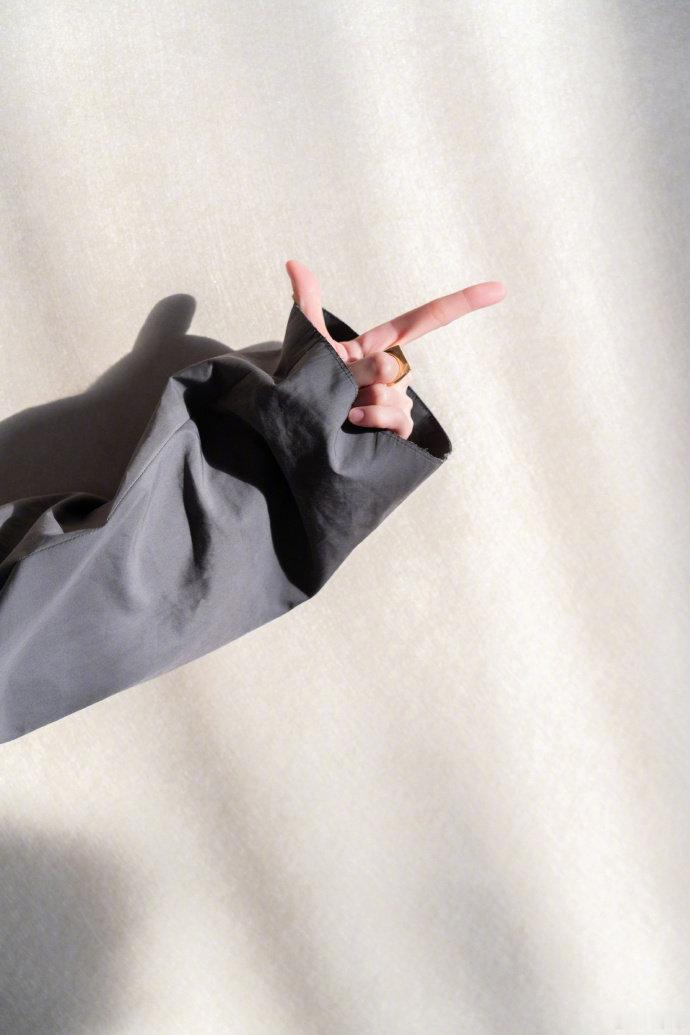 杨幂腊八手比八杨幂腊八比八，腊八节快乐呀姐姐