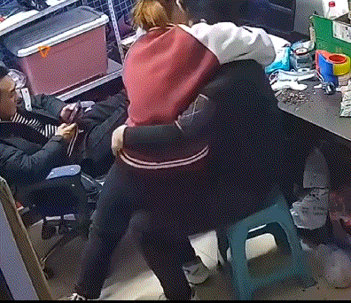 火云邪神:旁边玩手机那哥们乐了！