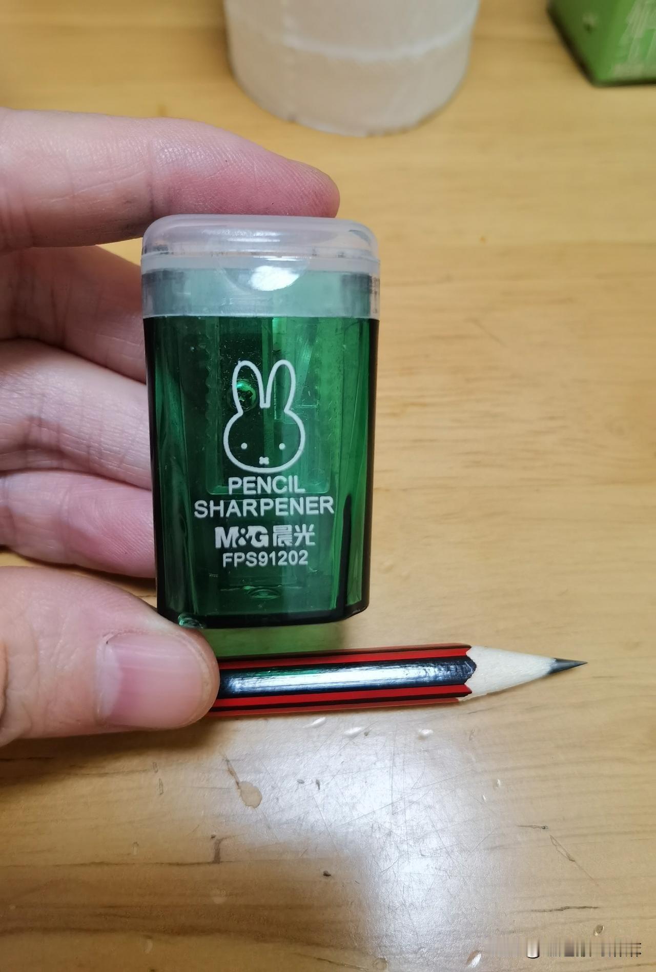 废柴兄弟可真是费财！大大小小，贵的，便宜的文具，削笔刀买了好多个，结果一个个被老