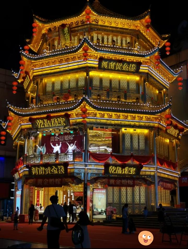  灯火璀璨的河南黄金楼，藏着普通人的人间烟火

视角1：外地来旅游的小姑娘
 