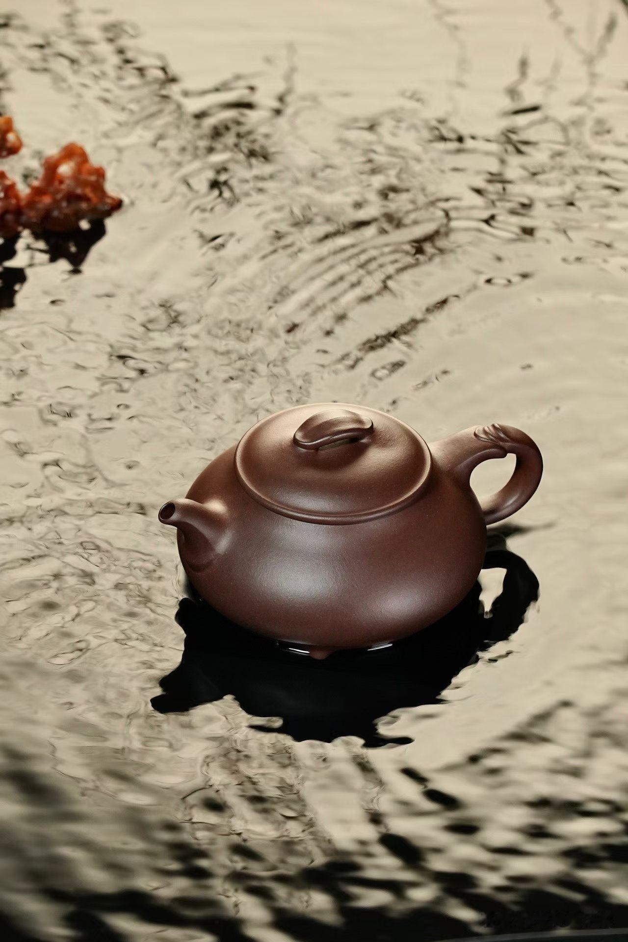 茶话紫砂：终于有人把红皮龙说清楚了
小林最近迷上紫砂壶，周末特地约了玩壶多年的老