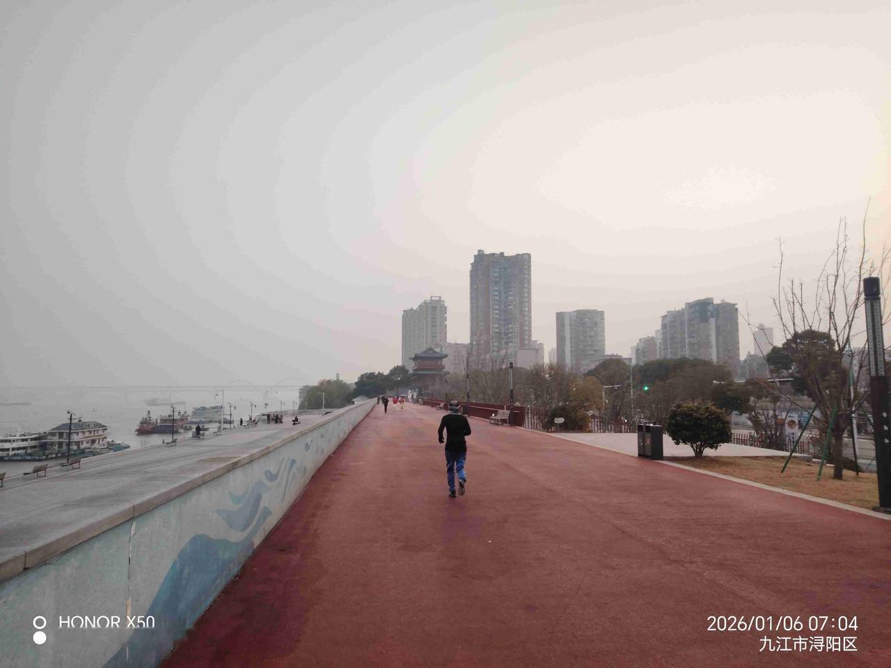 我的今日状态：😁轻松愉快
我这里的天气：🌤️多云2026年1月6日长江岸边晨