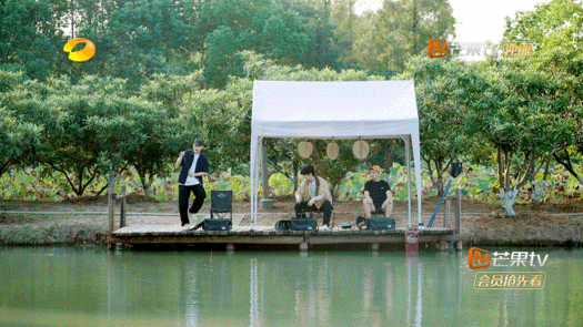 张凌赫带着50只螃蟹回到蘑菇屋，真是太有“年味”了！螃蟹一到，估计连屋里的小动物