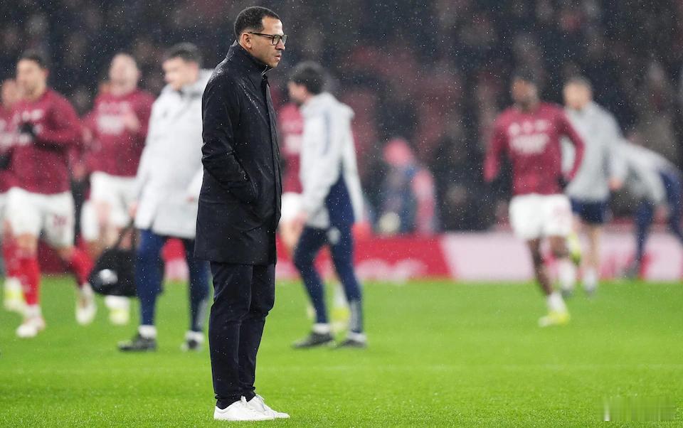 阿森纳1比0切尔西 联赛杯半决赛次回合赛前还有一个小插曲。阿森纳球员热身的时候过