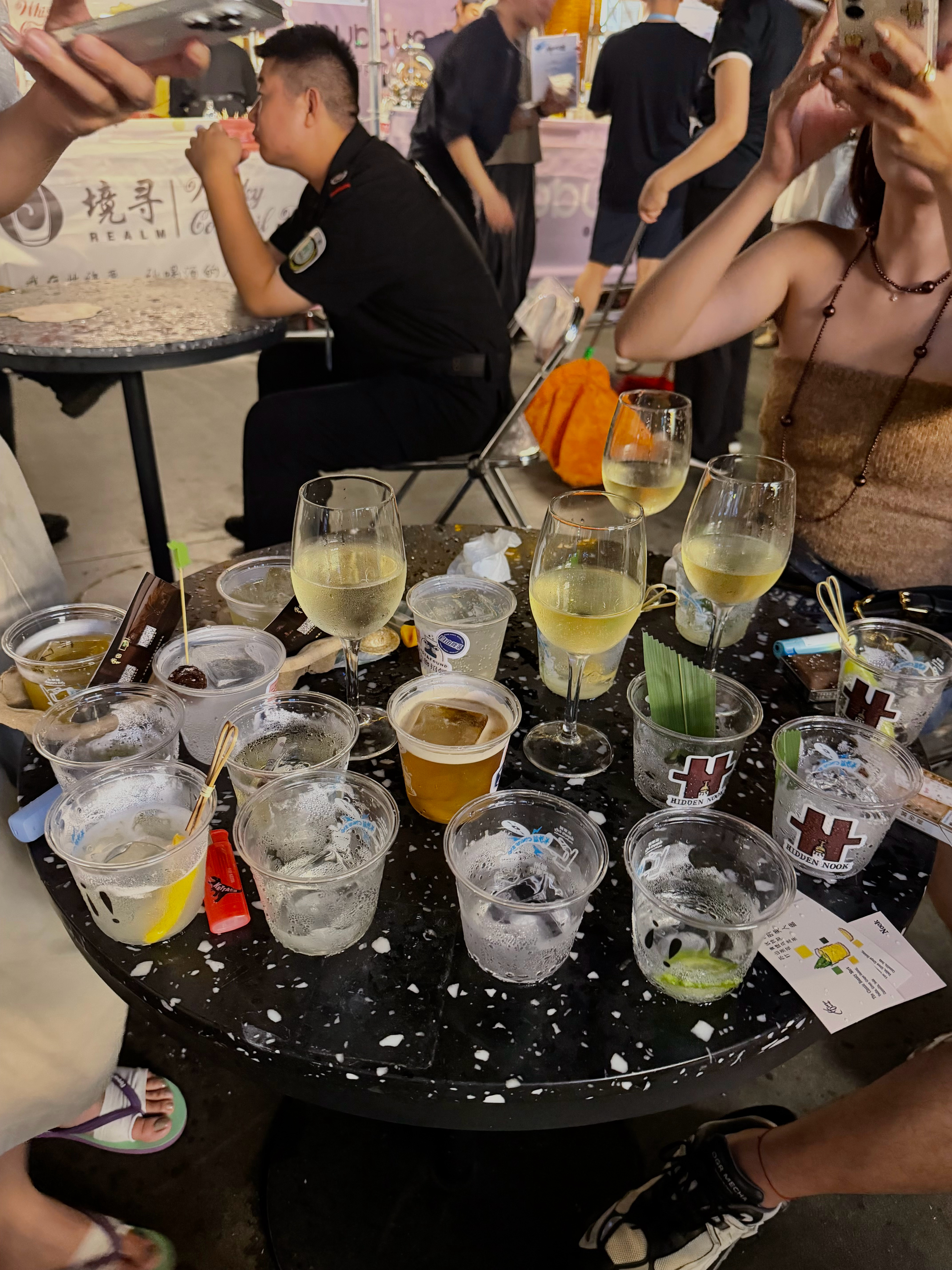 昨儿喝得五迷三道的 