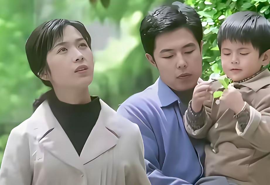 这是1984年，龚雪与张铁林共同出演电影《大桥下面》时留下的一张剧照。龚雪31岁