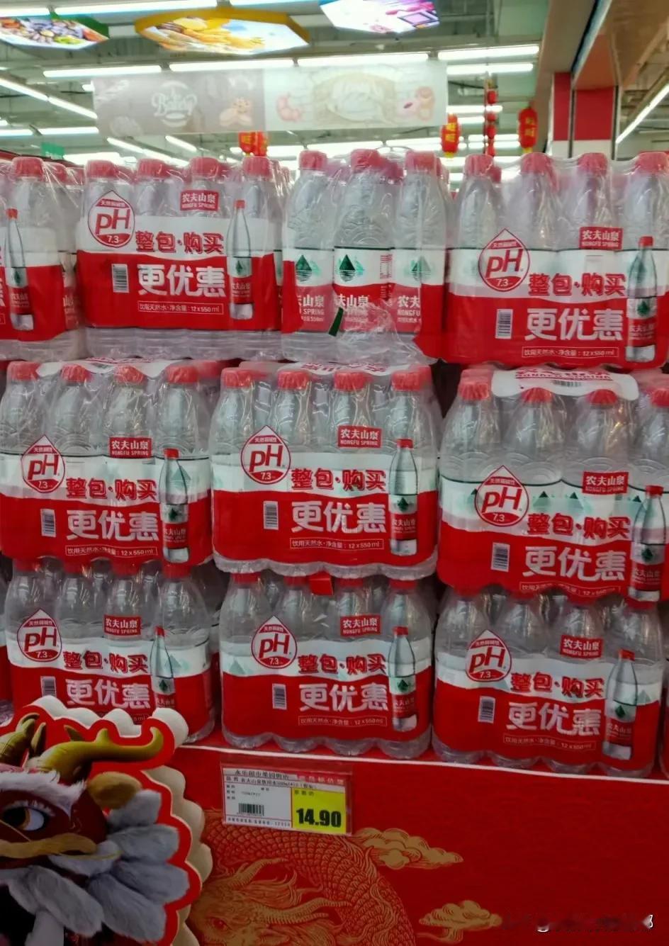 这说明了什么？
太原某大型超市把农夫山泉做了堆头，放在一进超市的正中，煞费苦心，