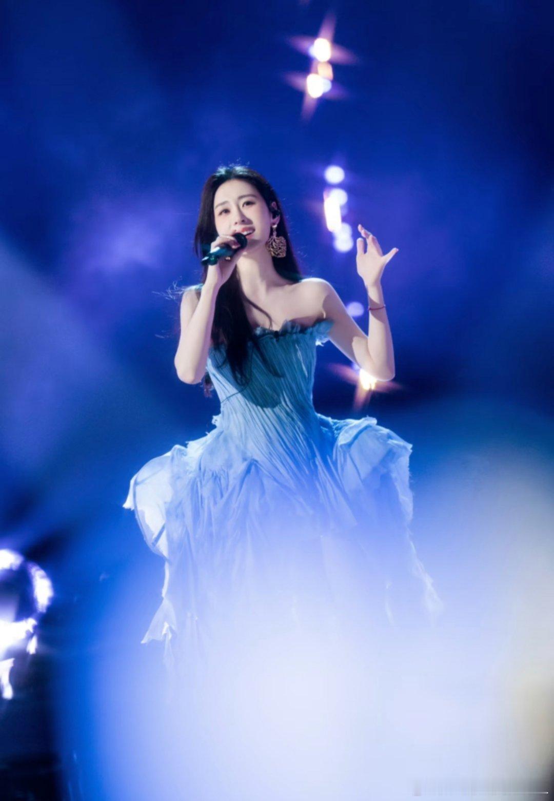 张碧晨回应编曲不好听编曲在干嘛！这操作真看不懂了？张碧晨这首歌听的让人力竭，整首