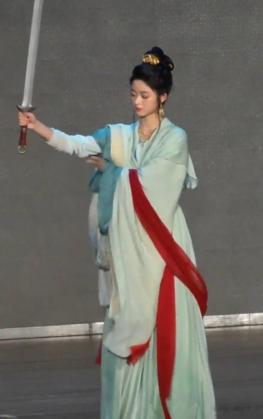 黄杨钿甜挽剑花 ​​​黄杨钿甜古装挽剑花快瞧！妹妹挽剑花时的专注眼神，比楚乔还飒