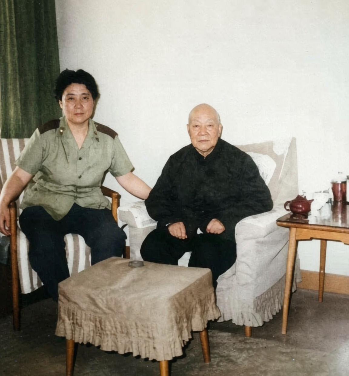 孔从洲是毛主席的亲家，晚年的他身着黑色中式便装，端坐在沙发上，面容沉稳肃穆。一旁