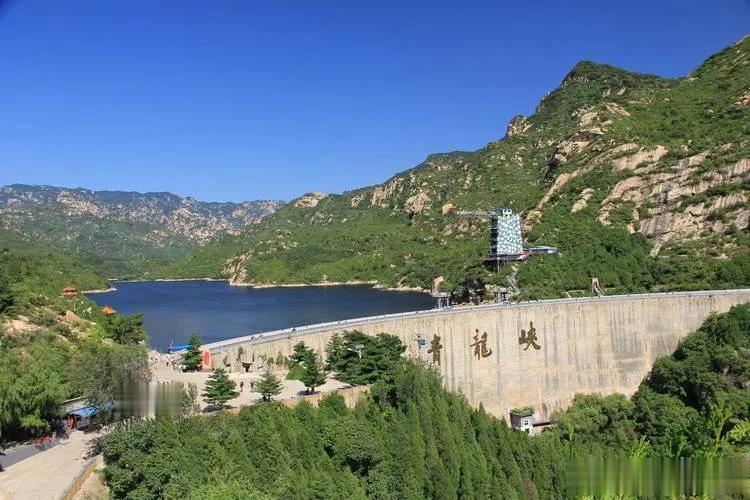 青龙峡位于北京市怀柔区，是一处集山水风光、民族风情、休闲娱乐为一体的旅游景区。青