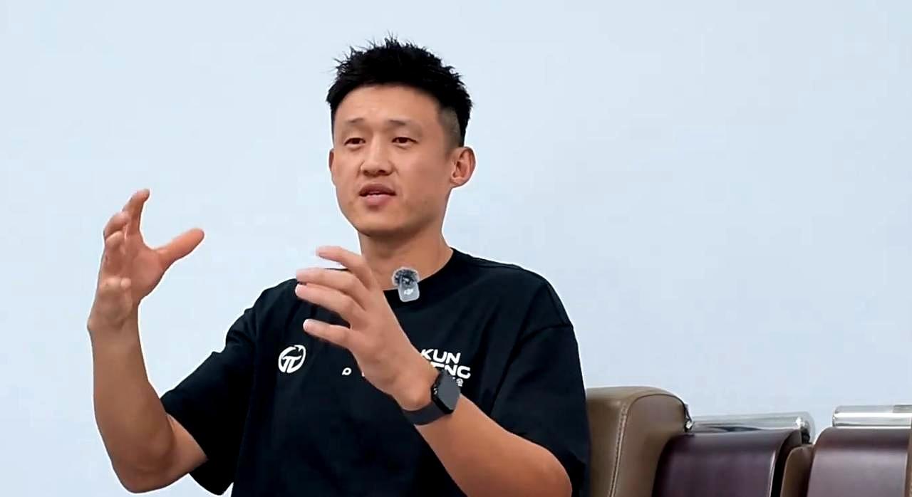 周鹏这回真是被推到了风口浪尖！
今天上午，CBA官网发布了最新的自由球员名单，周