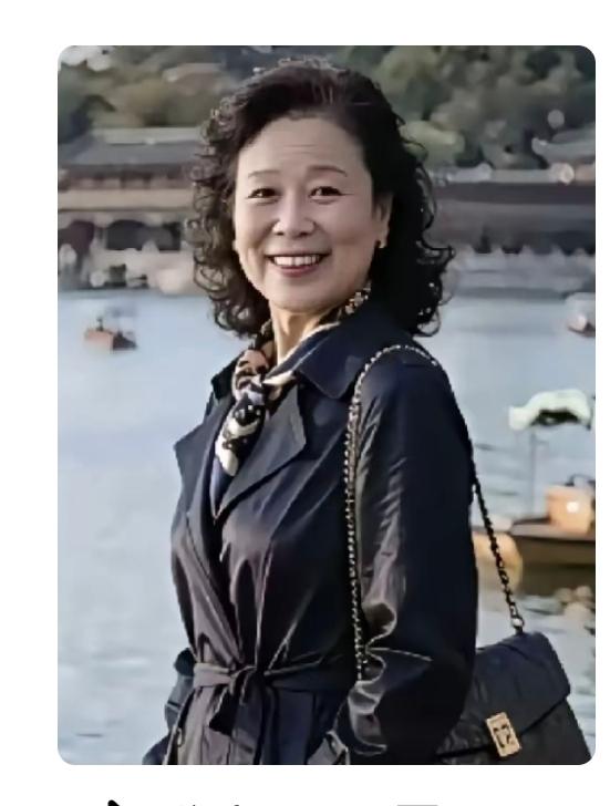 老岳父死后，岳母春风荡漾，急于找老伴，我不解唠叨，妻子反对说，你陪她呀？让我无语