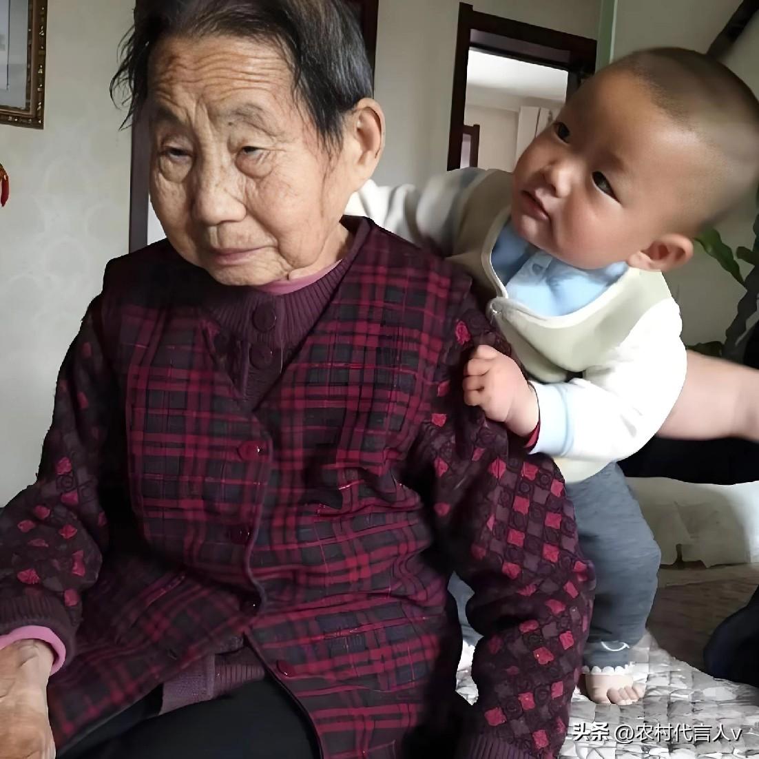 现在的农村奶奶有多难？养完儿子养孙子，手里的老茧磨了一层又一层，看完心疼。
 