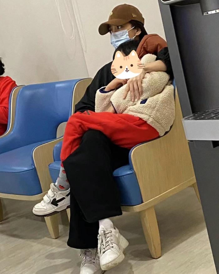 杨颖疯马秀风波后太唏嘘，前任人生幸福，自己憔悴带娃看病！
杨颖在医院抱着儿子出现