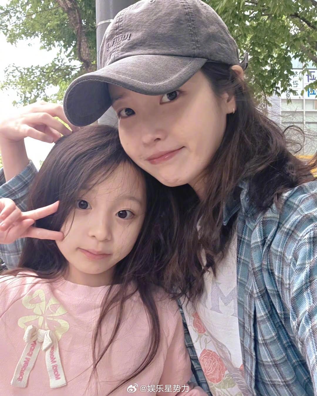 谁懂啊！IU送小金明小演员儿童节礼物 IU 超贴心地给饰演小金明的小演员准备儿童