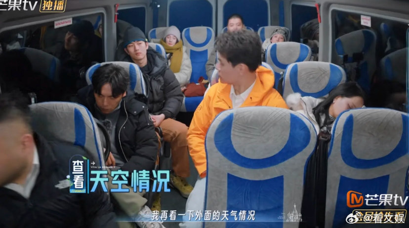 伊能静好惨伊能静旁边本来是空座 谁看了不说一句惨！本来旁边是空座，结果被挤得连胳