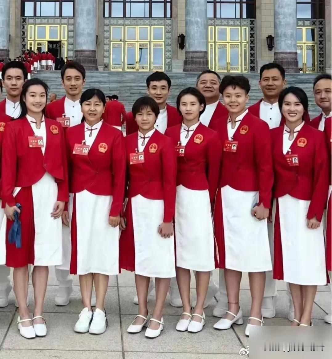 陈芋汐说来也是奇怪，明明陈艺文，陈若琳，昌雅妮等人的五官气质都比她略强一点，单看