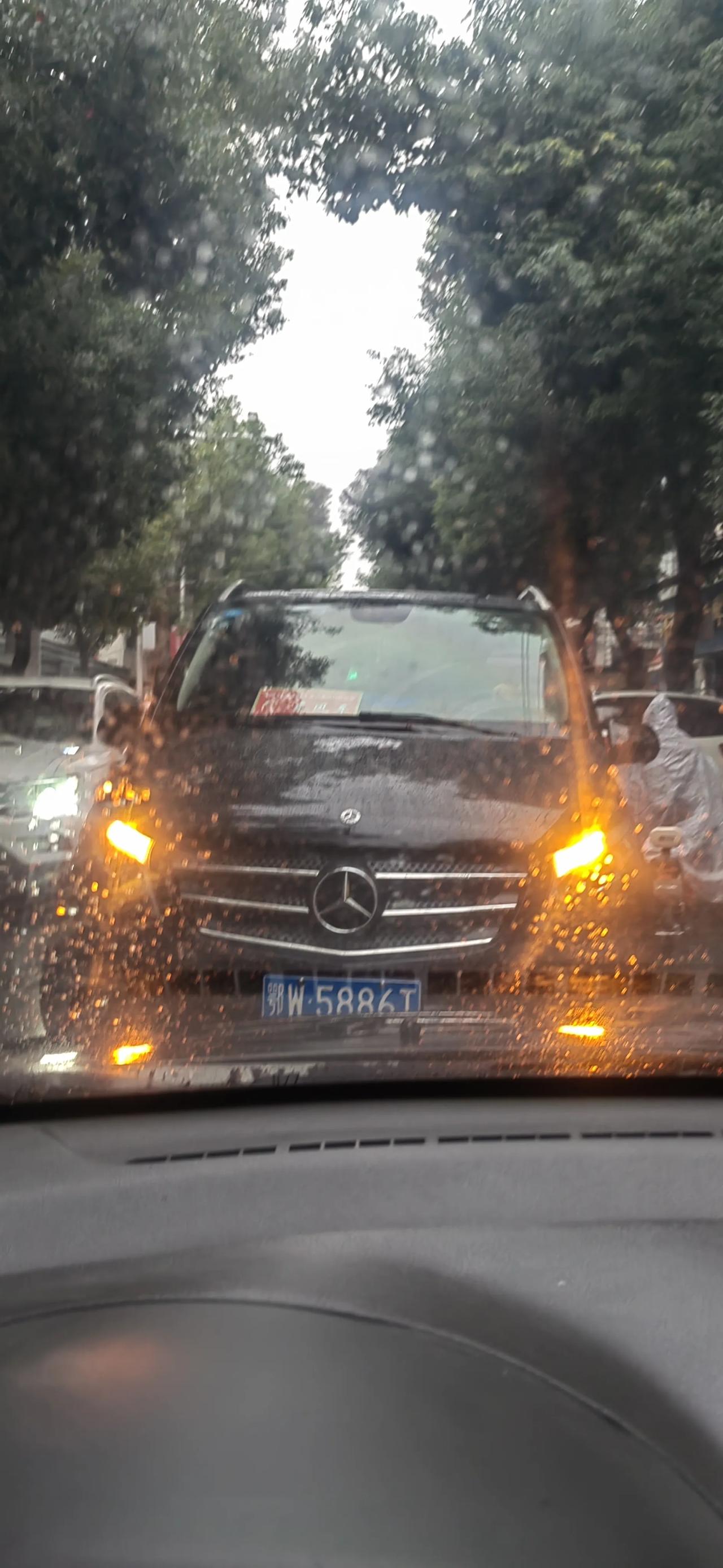 一个破摄制组，在拥挤的街道，逆向倒车，谁给的权利？