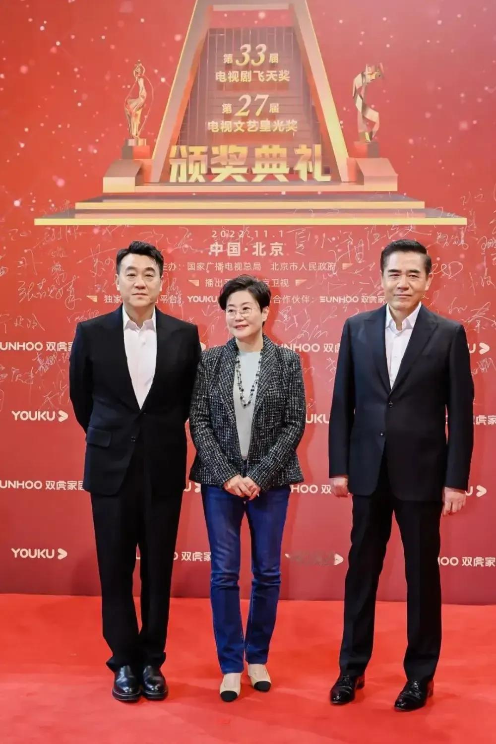 现在总流行站C位这一说法，只要是上台一站，中间的那个位置谁都不敢主动去站，恐怕自