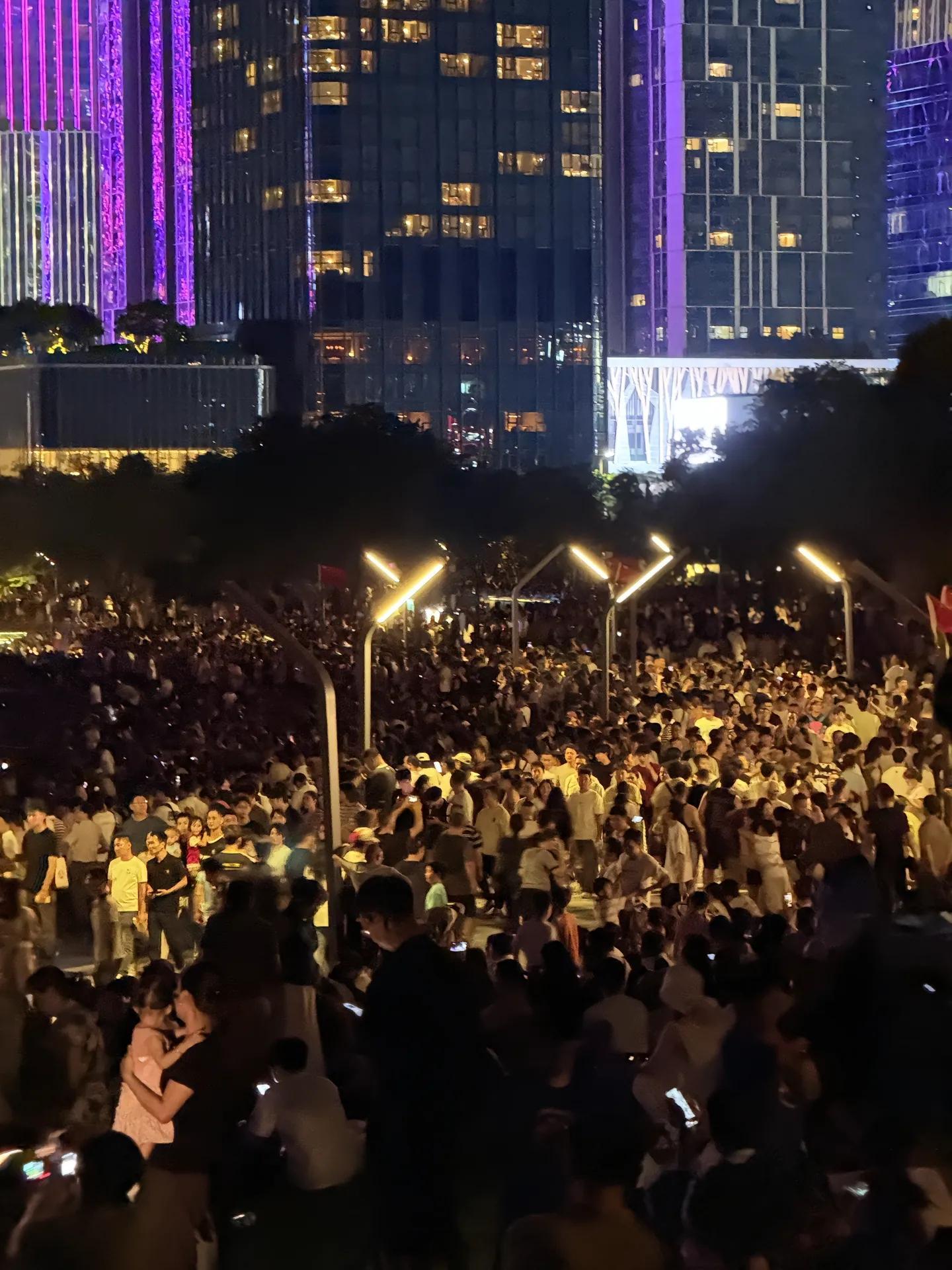 国庆的深圳很热闹，深圳湾人才公园也是外地游客的必打卡地。  ​​​