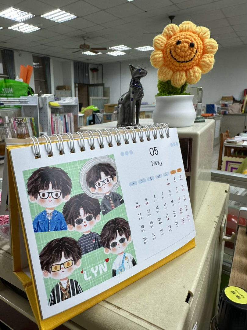 生活手记五月開始，辦公桌也要換新，好喜歡這個帥帥冷臉老大😍😍😍，上班也要有