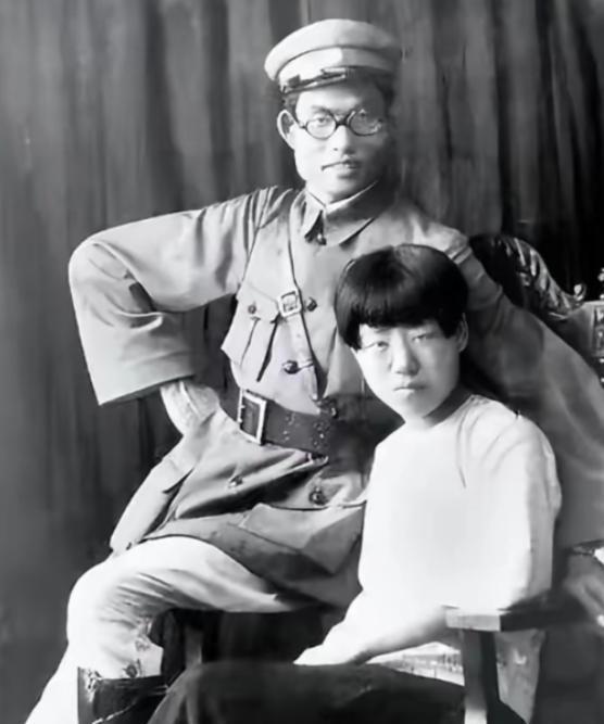 2.1940年的清晨与香港病房那个问及的消息之间，时代在每个人的生命里刻下不同的