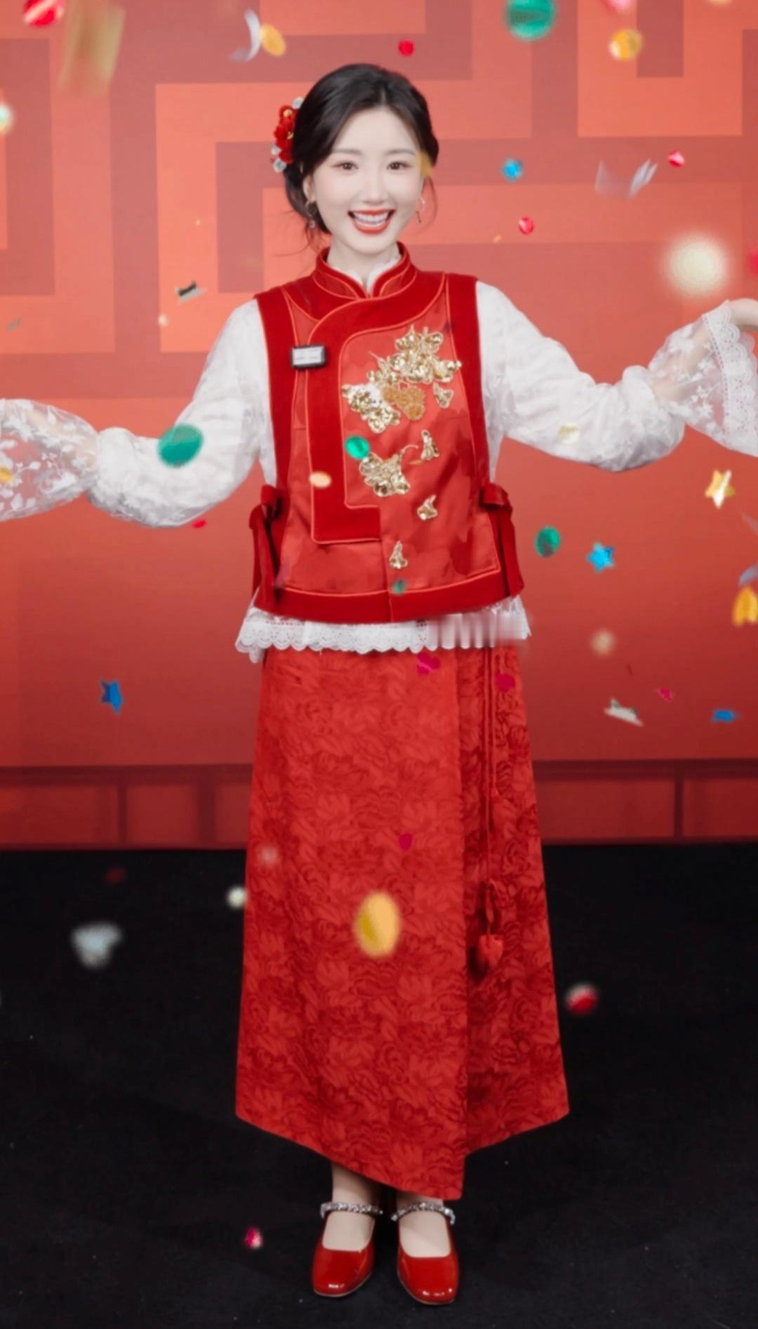 毛晓彤一首民谣年味拉满 毛晓彤将亮相央视春晚义乌分会场，去年一袭红裙亮眼美丽，今