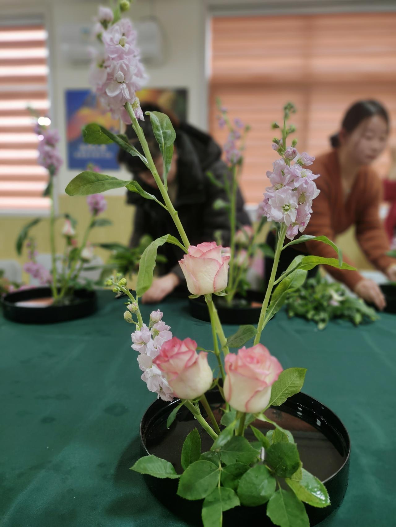 今天陪闺女参加口才校区的插花活动，
没想到收获的不只是一束花，
更是一堂生动的家