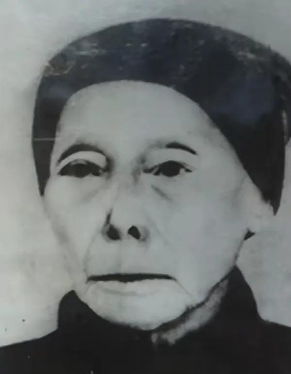 1933年，主席躲进农妇家。没想到，敌人搜查时，农妇却说：“你们要找的人，在我家