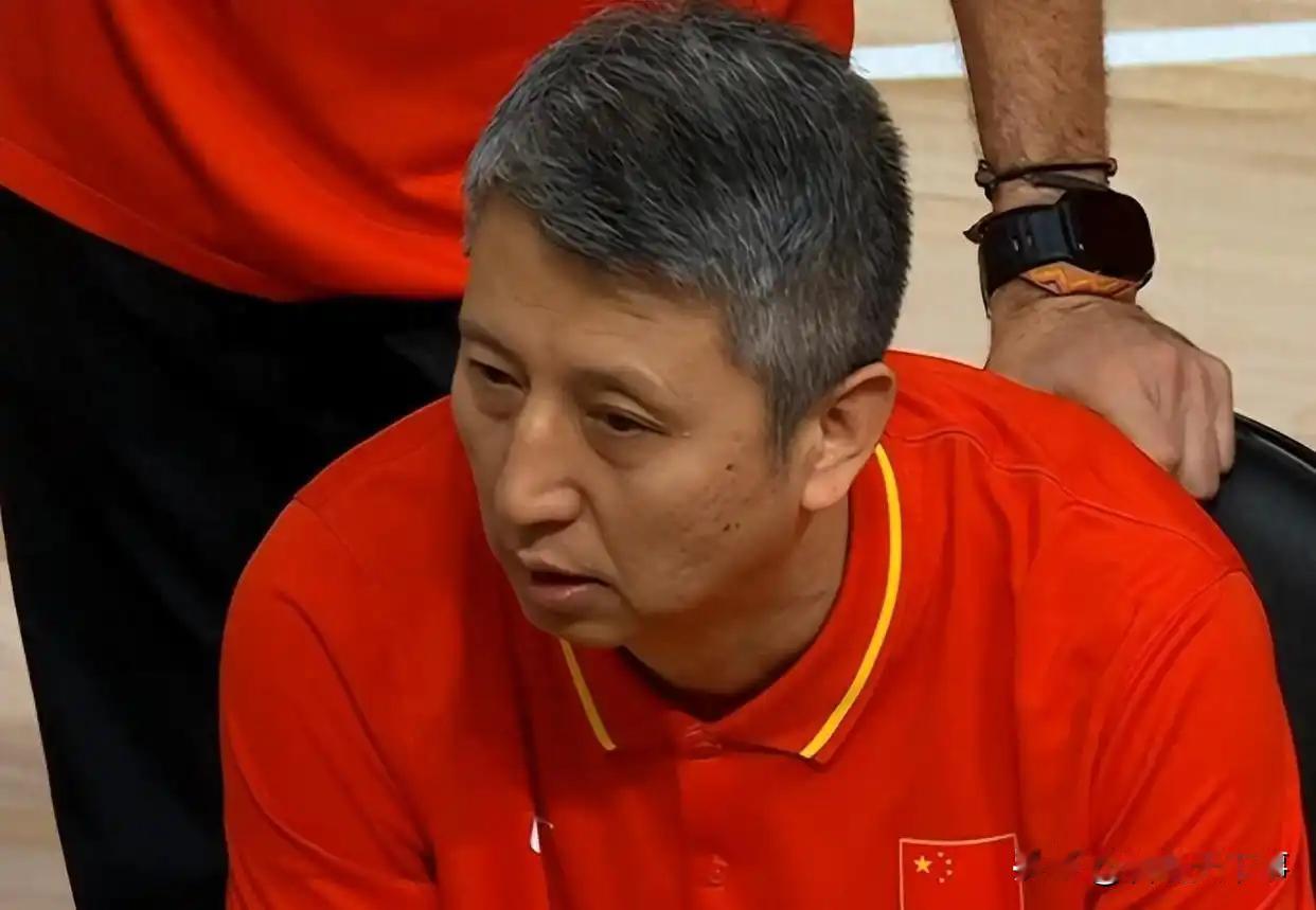 男篮输给伊朗，郭士强绝对是最大责任人，他在场边的喊话完全成了副作用，帮倒忙

在