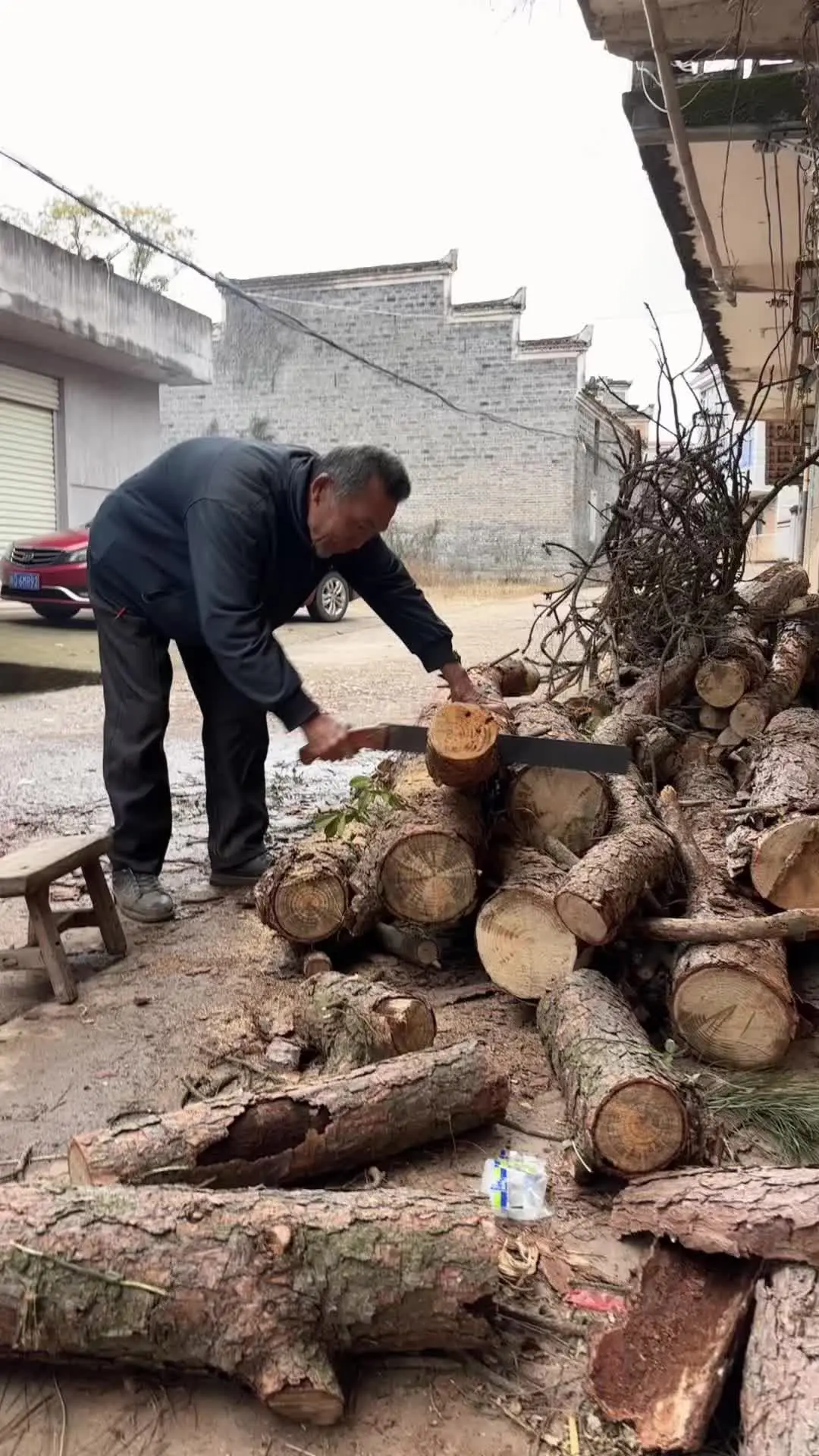 钱都流向了不缺钱的人、苦都留给了能吃苦的人，帮帮这些勤劳的老人，让他们...