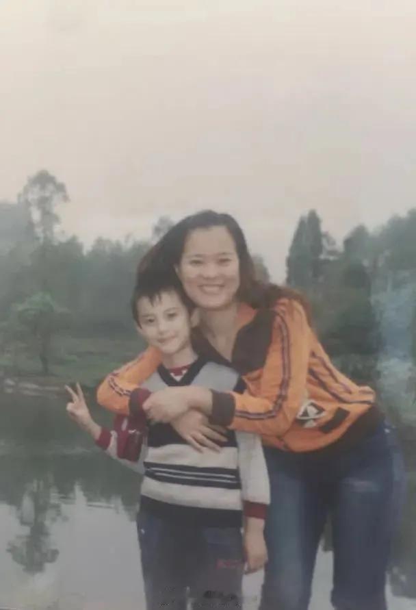 王鹤棣小时候和爸爸妈妈的照片，虽然家里条件没有很优越，但是看得出是一个特别有爱的