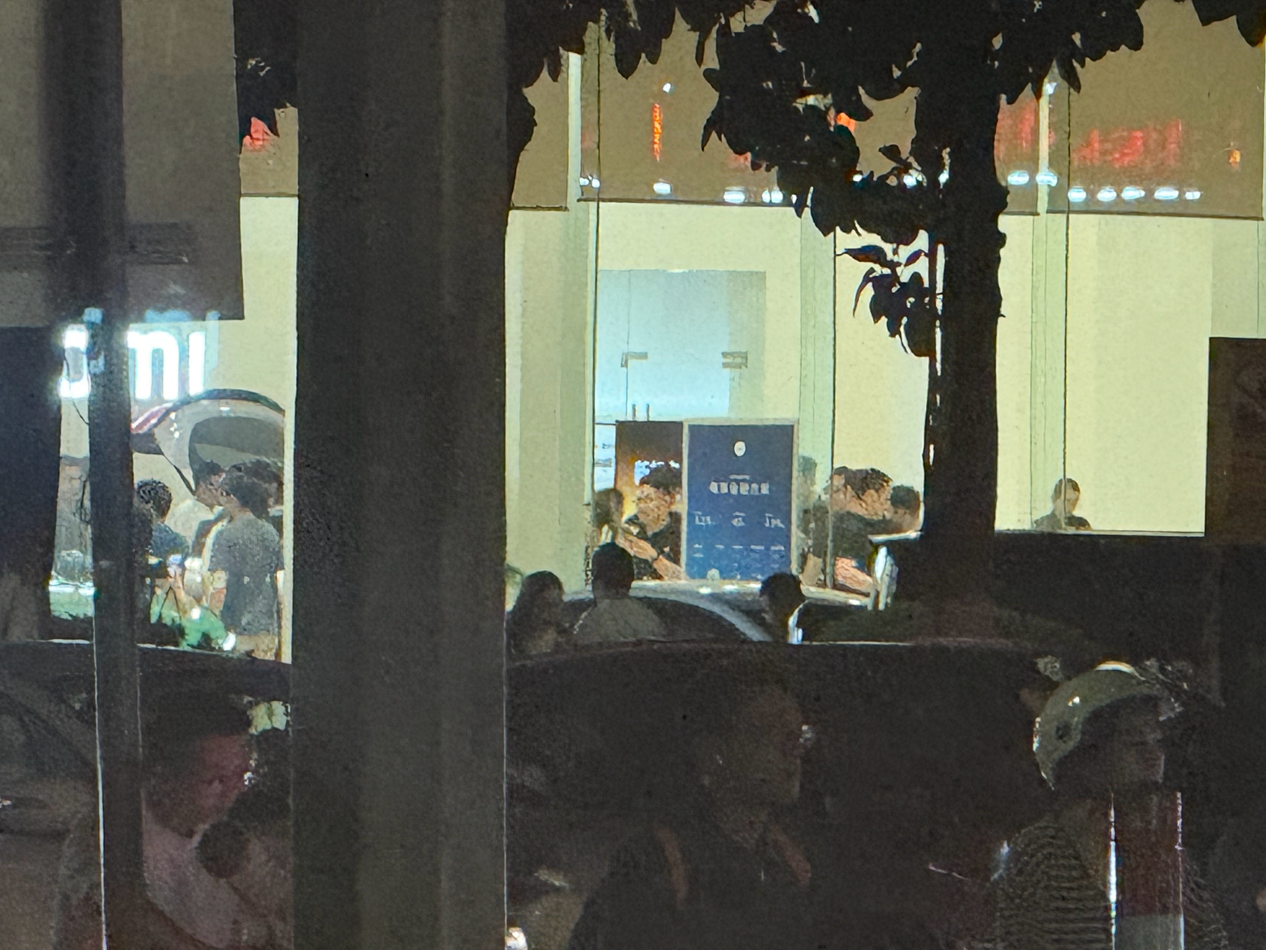 远远路过一家小米店…这人流量[笑cry][笑cry][笑cry] ​​​