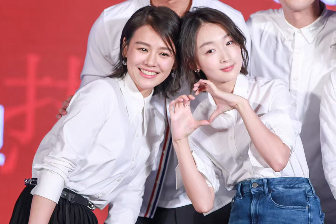 周冬雨亮相马思纯新片首映马思纯每次被喊东玉都想到冬雨 周冬雨说“两个妈妈坐在一起