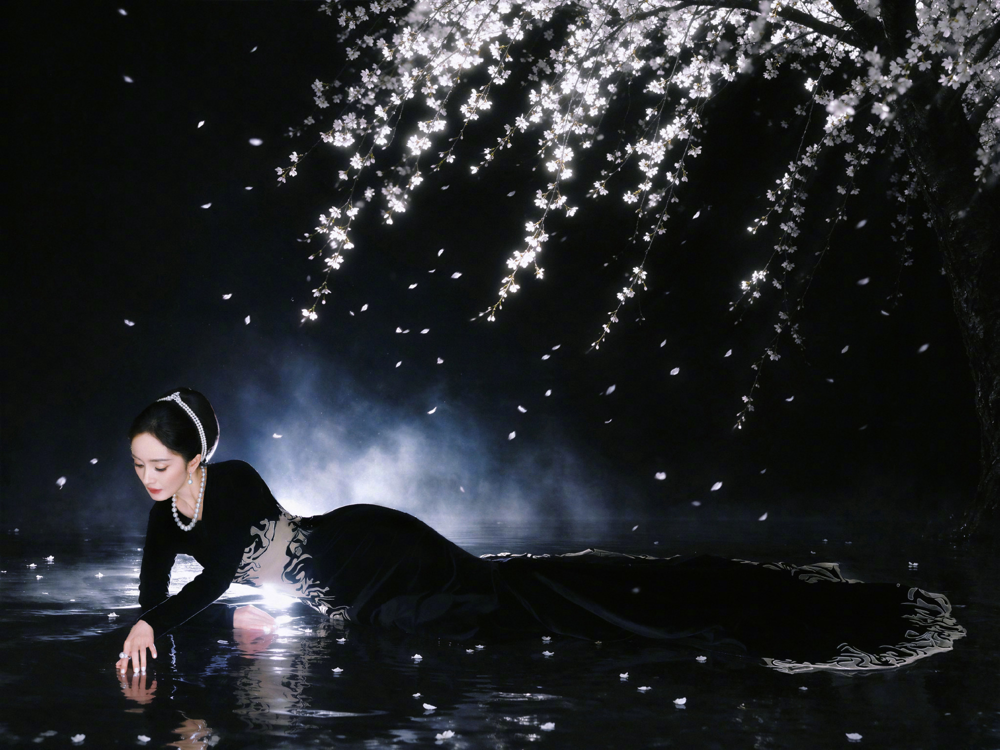 杨幂 今日 时尚芭莎来自中国年度盛典 造型图，身着Iris van Herpen