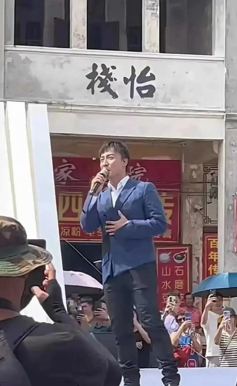 曾经是风靡全国的巨星，如今为了温饱只得在这个小镇上商演，即便酷暑难耐，仍然表现得