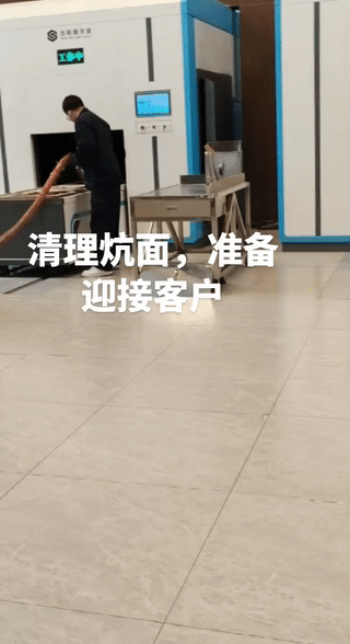 殡仪馆工作人员正在清理火化炉耐火板的炕面。
这么做主要是为了防止混入别人的骨灰。
