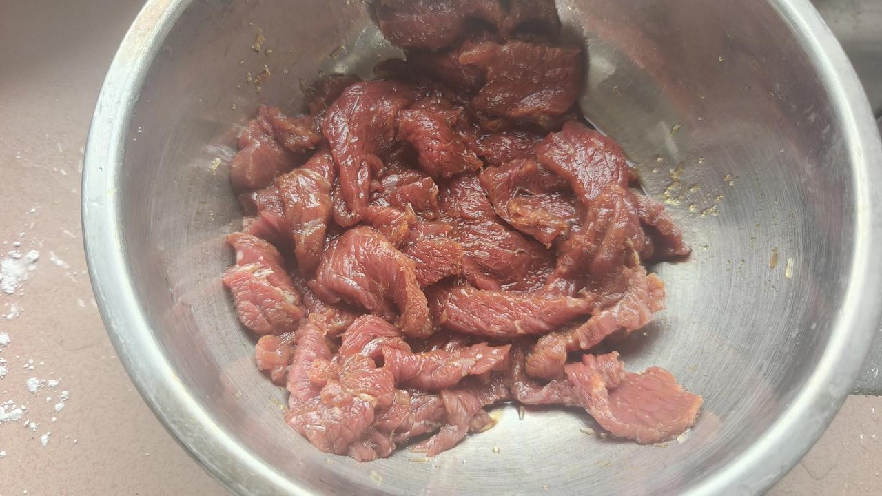 今日中午就靠这些了，因为连米饭都没一碗，我都不好意思说吃中午饭。
