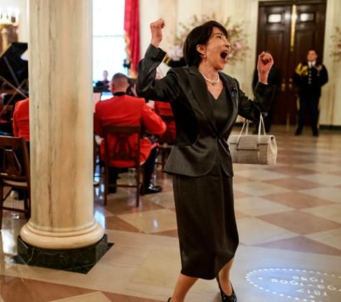 日本网民愤怒了！高市早苗“用力过猛”的外交首秀，引来无数吐槽：“我们日本的首相竟