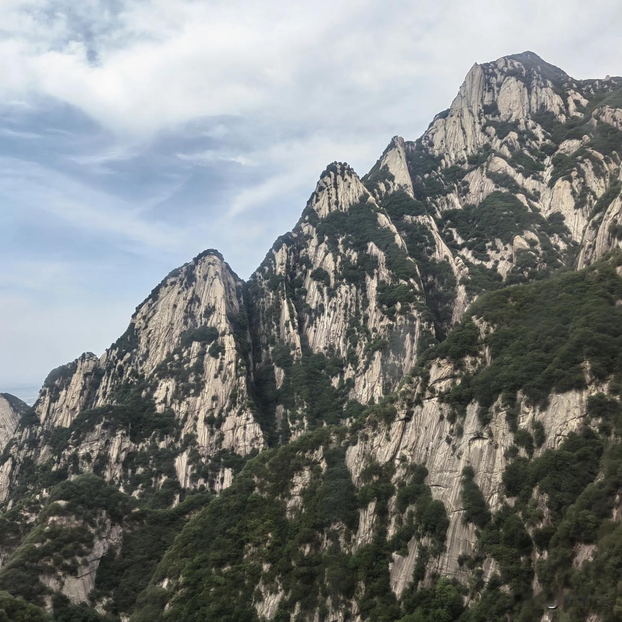 华山的美与险，是我们无法用镜头呈现的。西岳华山，你一定要爬一次。