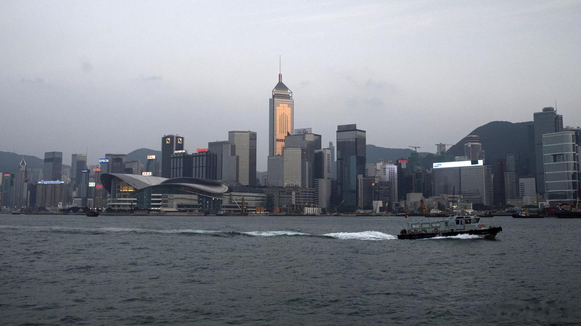港媒报道，美国三名参议员提出法案，点名要求制裁45名北京和香港的官员及司法机构成