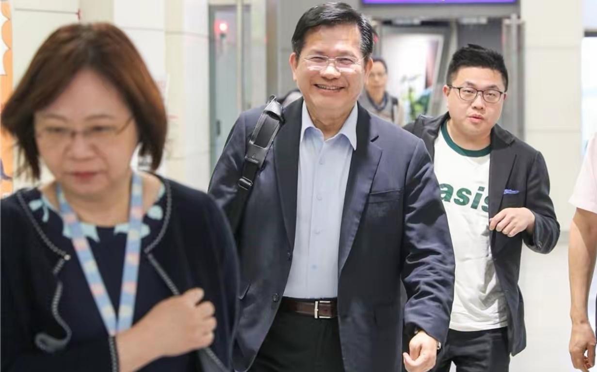 凌晨接近六点，台北桃园机场迎来了林佳龙的身影。他刚刚结束了对斯威士兰的访问，此行