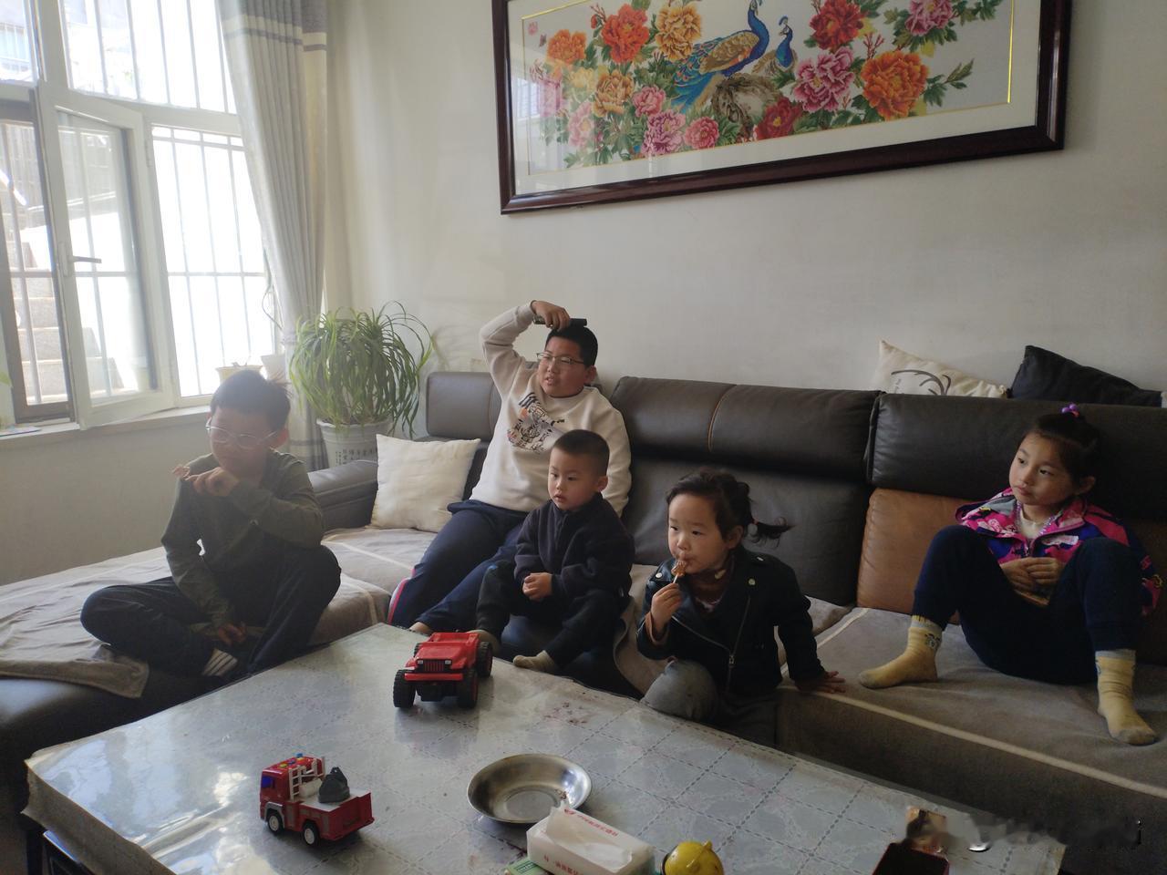 五一假结束了，我也照常在榆林二儿子家，照看两个年幼的孙子，做饭、干家务活，这日常